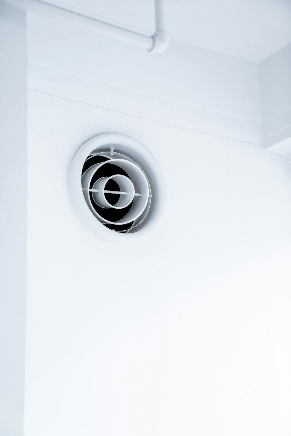 Ceiling vent diffuser of a ducted heating and cooling system